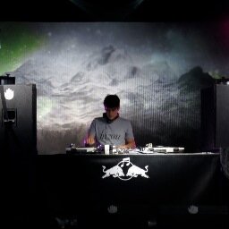 Trying to be a great producer, Dj and owner of Hizou Deep Rooted Music.