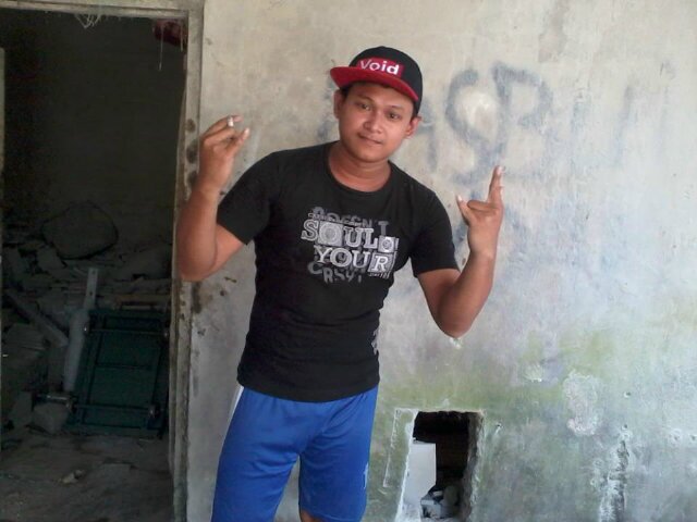 jangan pernah menyerah dengan rintangan walau sesulit apapun rintangan itu..karna smua itu ujian dari yg maha kuasa.