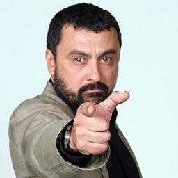 hola soy paco vivo con mi mujer Lola y con mi hija Sara. Trabajo en la comisaria con mis mejores amigos Lucas y Mariano
