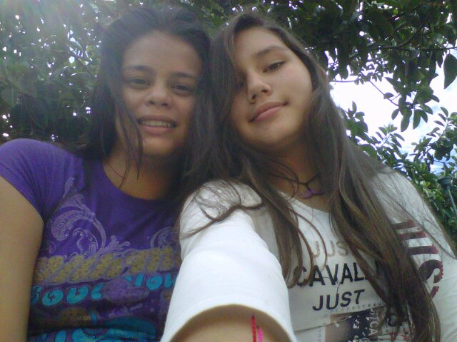 soy Directioner me gusta mucho la música me encanta estar con mis amigos, con mi familia disfrutar la vida, oh me. Encanta sonreír porque. La vida es corta