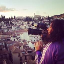 Periodista. Máster en Dirección estratégica e innovación en comunicación (UMA). Directora de escena. Presentadora de tv y locutora de radio. Realizadora tv.