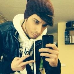 22. Cantante. Mi deseo es complir mi sueño. Adorable y muy divertido. Enamoradizo y profesional.
