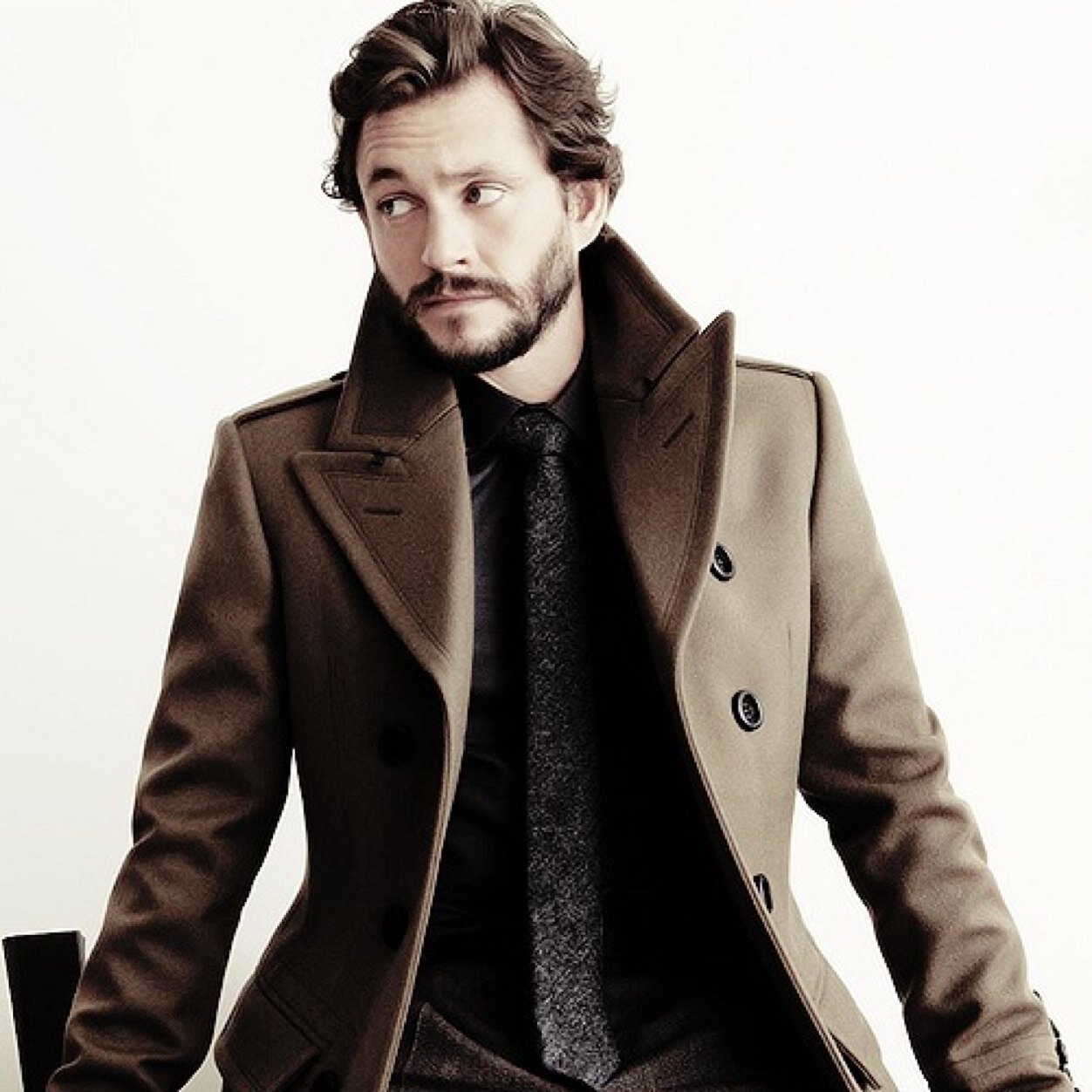 Cedric Donovan. College professor. I teach Literature, I read minds and I am stronger than I look. Everyone has secrets. [RP]