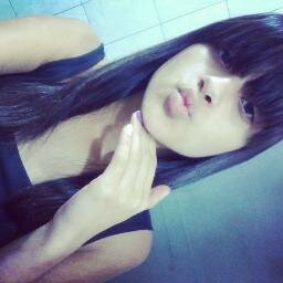 prazer,amo muito tirar fotos, ouvir vários tipos de músicas,amo sair com os amigos,sou bem divertida,carinhosa,alegre e mto mais quer saber mais me siga *--*