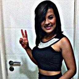 O mundo pode até me fazer chorar mas Deus me quer sorrindo .
