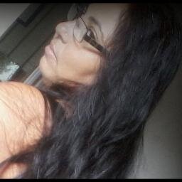 /a luz que me guia e mais forte que os maus olhos que me cerca/