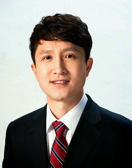연일초73회.영일중35회.포항고40회.경북대정외과91학번.한국학부모총연합포항지회장. 변화하는 새로운 시대에는 새로운 비전, 혁신의 리더십을 갖춘 인물이 필요 합니다. 열정을 가지고 지역발전을 이루겠습니다.