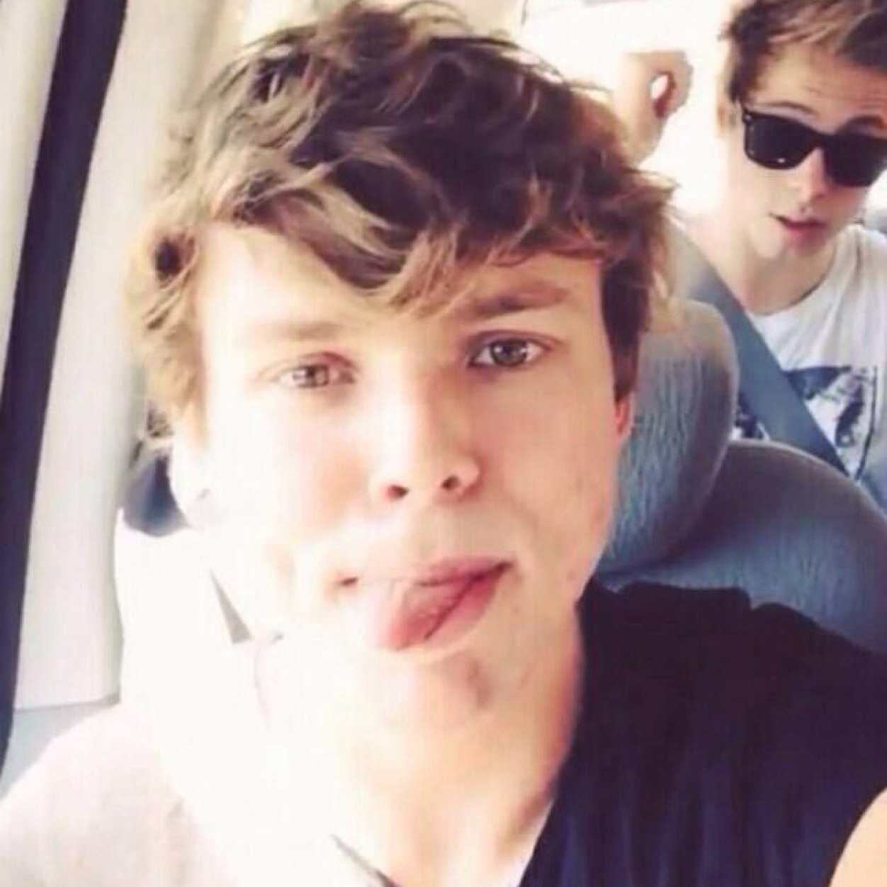 Please follow @5SOfSImagines they gave you a free follow!