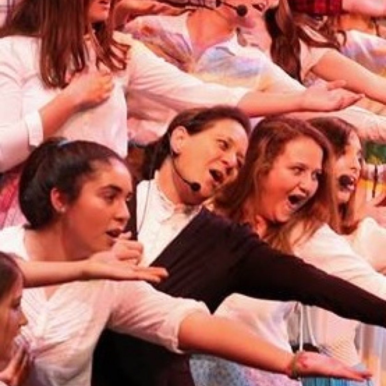 teatrera y cantarina.