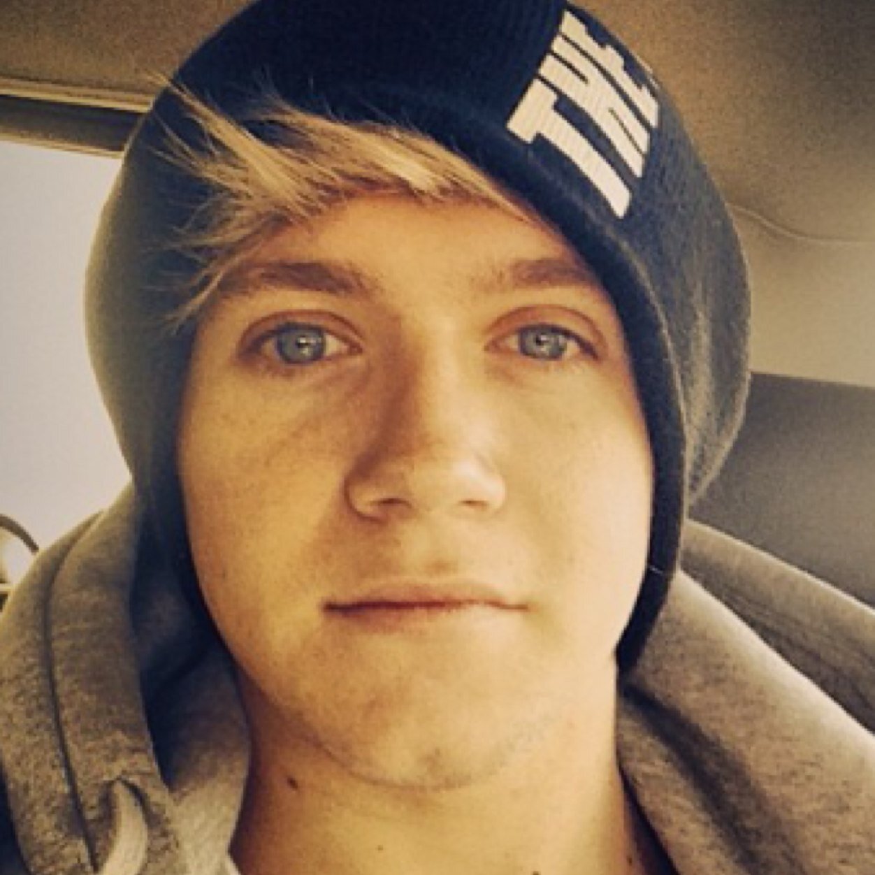 saved account! follow @galaxyniallll and ask for a follow back!!