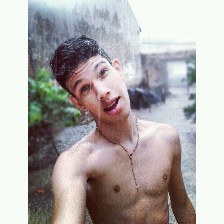Tenho um grande amor por fotos e macarrão. Modelo, estudante, magro da boca grande. Maranhão