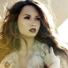 Seja forte,seja corajoso, ame muito e de verdade, e você não terá nada a perder.  Demi Lovato