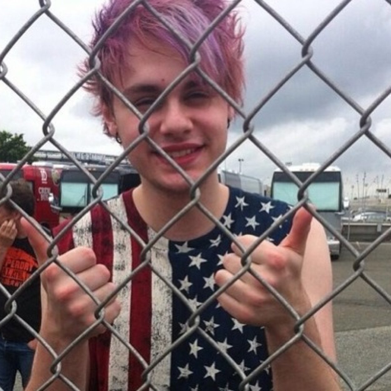 Follow @Ebonnny5SOS! She follows back and I love her very much and want her to hit 2.5k!
