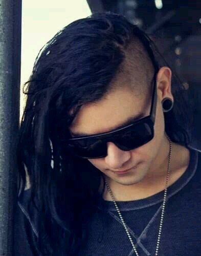 I AM SKRILLEX.... MY NAME IS SKRILLEX.... *-----*