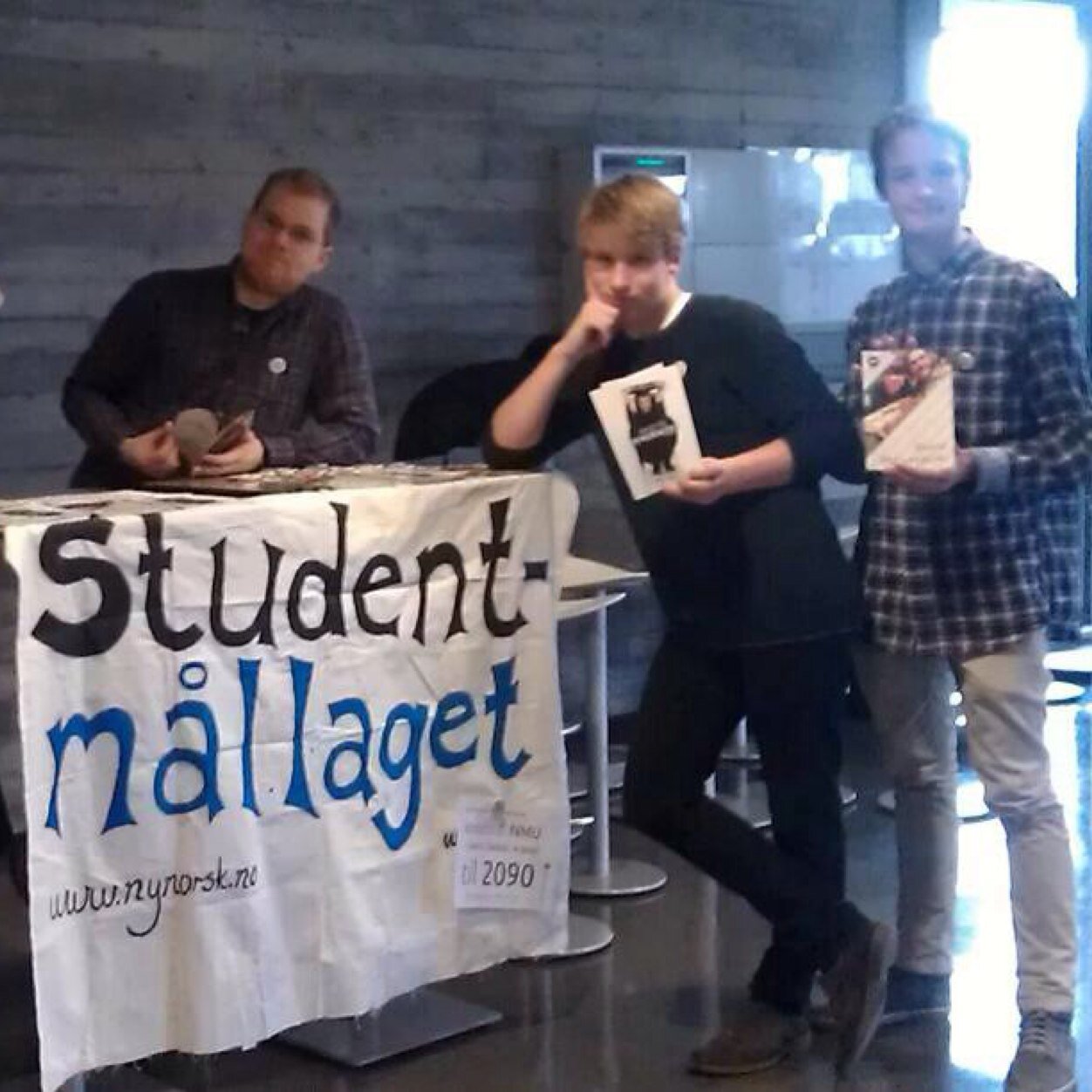 Offisiell twittar-konto til elevmållauget på Kongsgård. Me kjempar for jamstilling og framtreden. Kvitrarar: @a_jonassen og @hakontheelder
