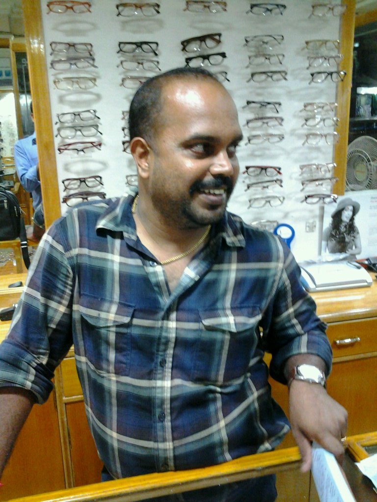 optometrist n optician from tripunithura