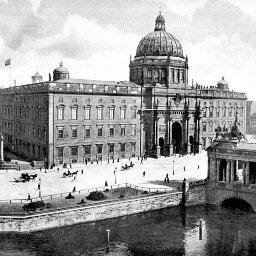 Die iOS App für Geschichten zur historischen Entwicklung Berlins. Ein Projekt von @claushoefele.