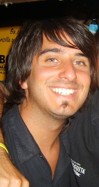 Diseñador Gráfico, barman, camarografo, editor de video y sobre todo hincha de BOCA.