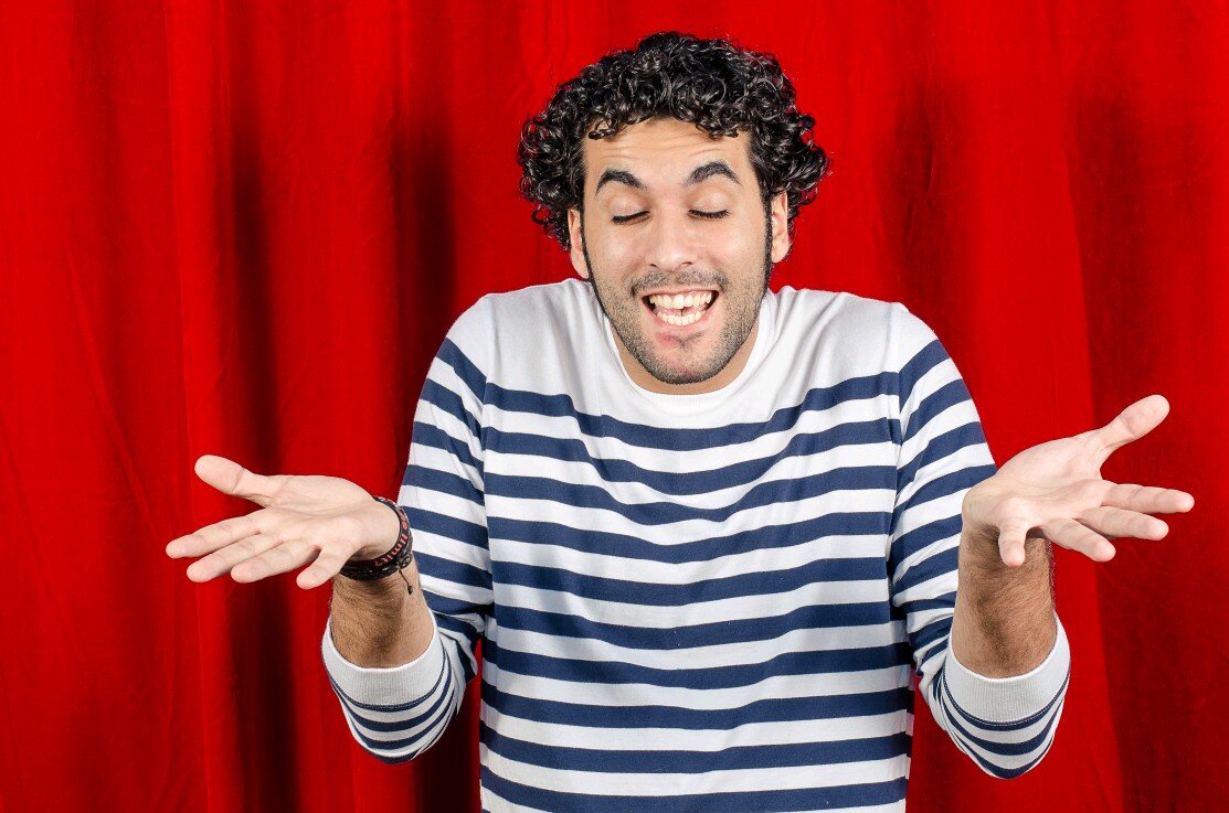 Cómico, monologuista, guionista, showman y titiboy jerezano. Asegura que se mete en to los lados, menos en la bañera.