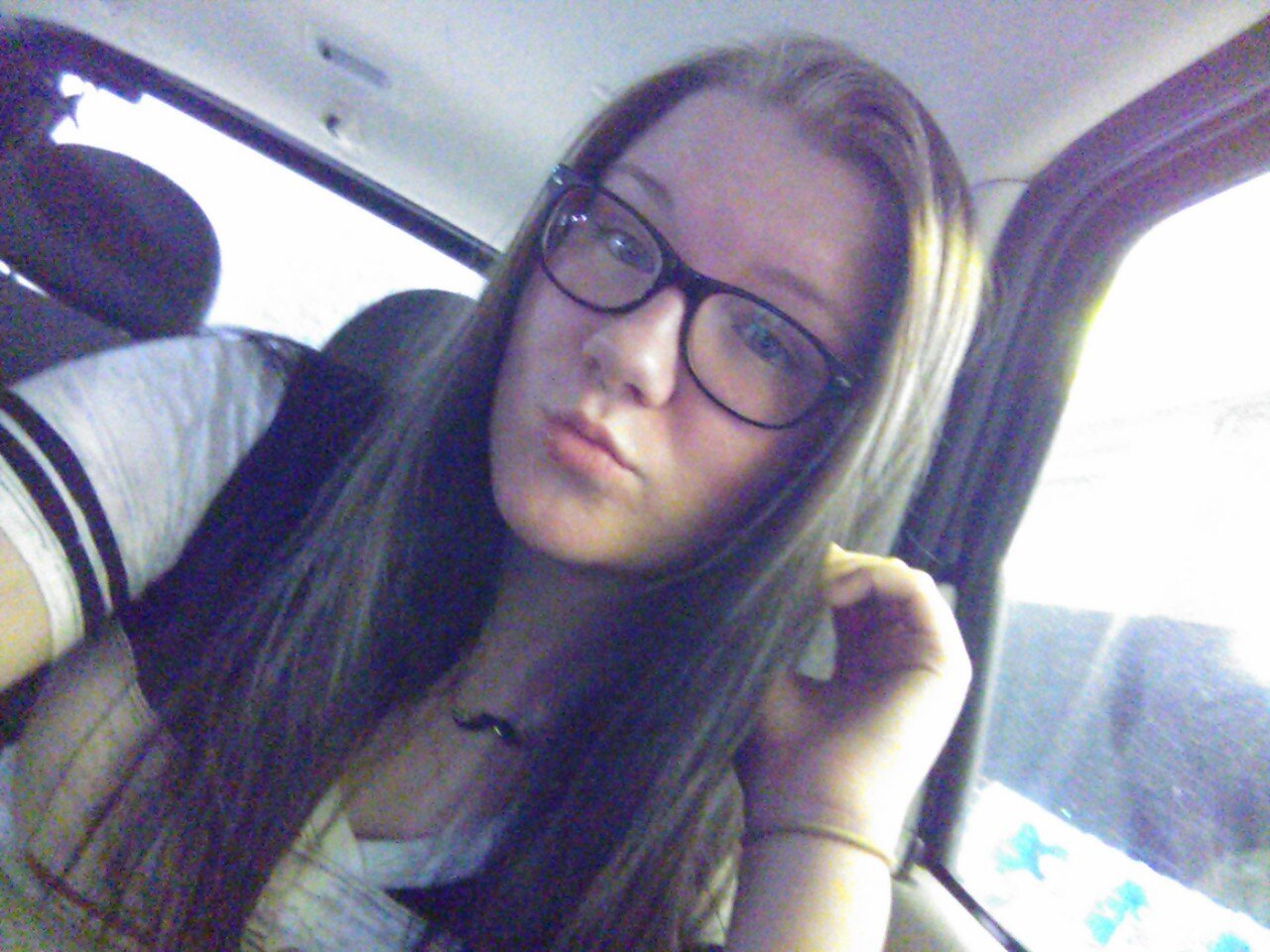 Hi!!!!! Cute as a b***** every single one of u!!!!!:) love one direction and harry styles and god but god comes first and im 14 and single