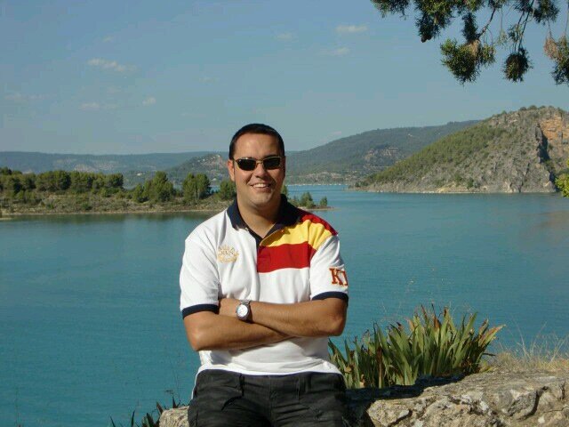 Madrileño de raíces salmantinas y pacenses. Español por los cuatro costados. Socio del Real Madrid C.F y abonado de Las Ventas, flamenco. Amigo de sus amigos.