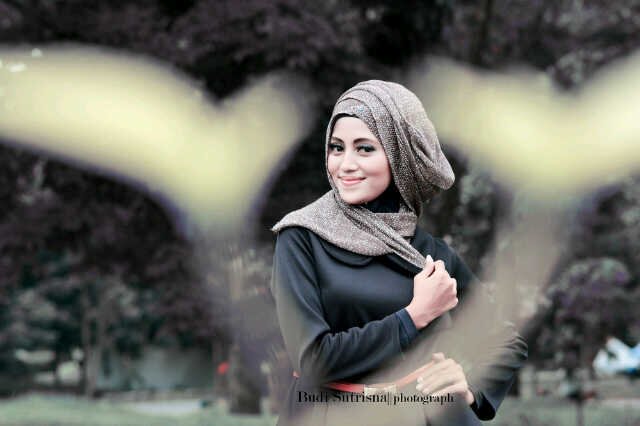 InstaG: nrmelinda♣ part of model @yanie_hijabati & @deekholidah '14• ModelHijabStyleCommunity• Winner HijabFashionFestival'13• PublicRelations'12♥