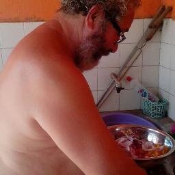 Jornalista pantaneiro, beiradeiro, pai do Iã Sol e da Lua Morena e militante por mudanças na lei da gravidade