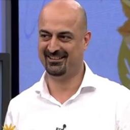 Dokusunda çiçek ve ağaç tohumları bulunan el yapımı kağıt üreten kişi. @dogakagit @tohumbombasi @karbonayakizi