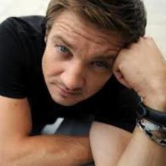 Agente Clint Barton, mais conhecido como Gavião Arqueiro. Atirador, mestre do arco e flecha, acrobata, visão espetacular entre outros. It's Barton, bitches.