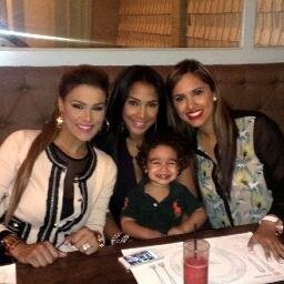 Fans de las hermanas aquino @Carolyneaquino @Yaderyn @nayelinaquino, siguenos en nuestra cuenta de instagram @theaquinosis #Aquinistas