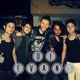 Integrantes: Daniel Parra (Vocalista) - Nicolas Duarte (Guitarrista) Andres Pinzon (Bajista) - Juan Choconta (Pianista) - Andres Choconta (Bateria).