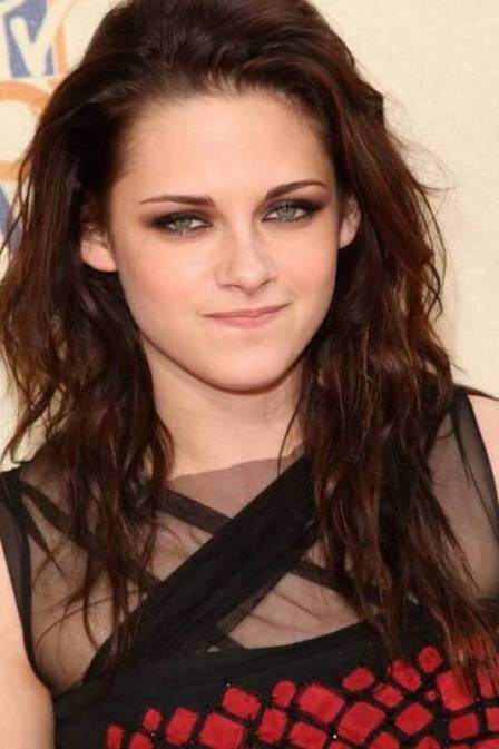 me odeie por quem eu sou,eu nao ligo,pelo menos nao estou fingindo ser o que nao sou KRISTEN STEWART