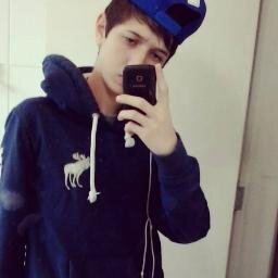 sou um menino  muito divertido, tranquilo gosto de curtir a vida!!