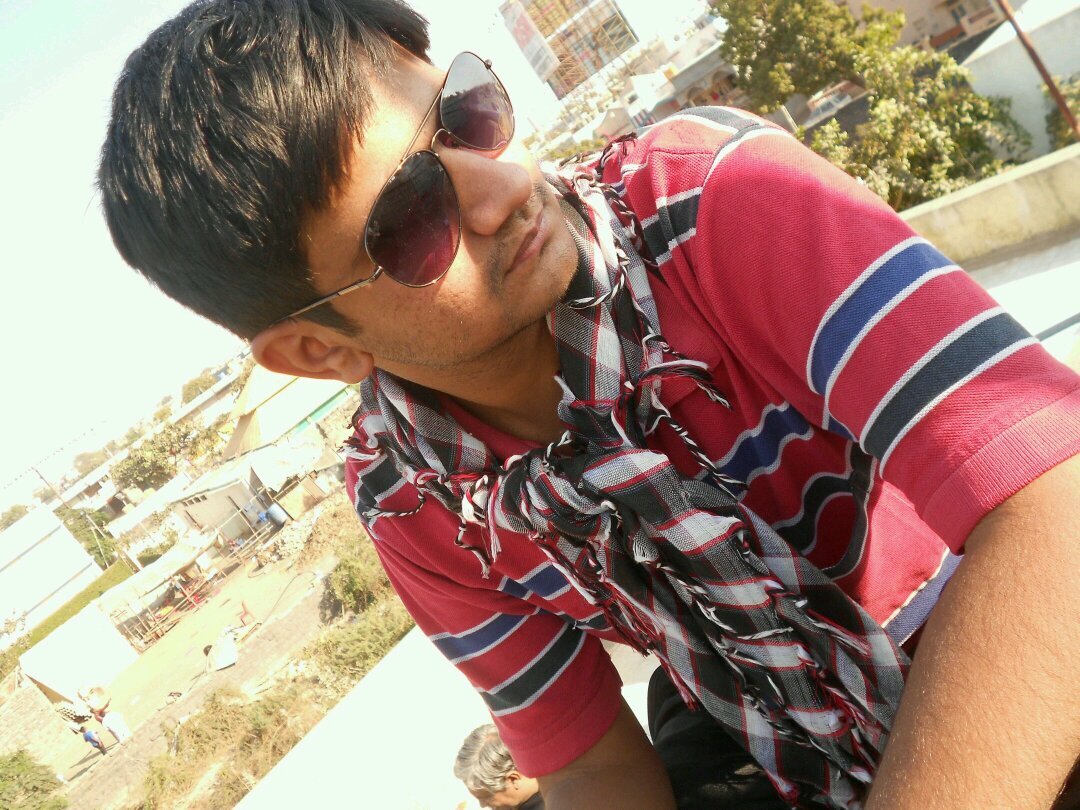 saarang_pathak's profile picture. Software Engineer & Tech Enthu.
