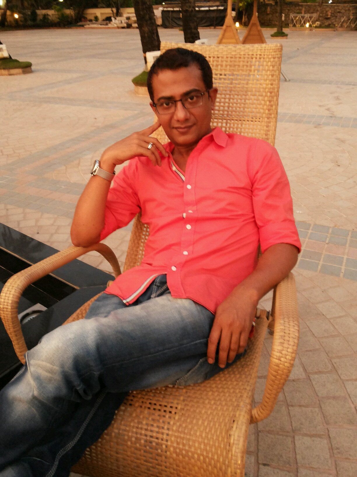 am a business man ..indian... lives in dubai ..and jeddah.. ,,.. believes n true love..