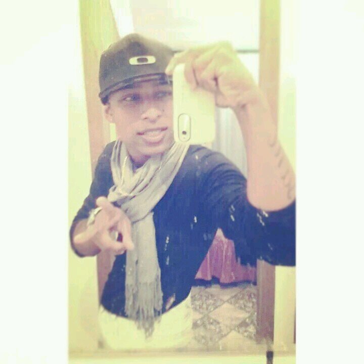 . . não deixe de sorrir, pois não vai encontrar quem vá sorrir por ti .. ' ♪♪