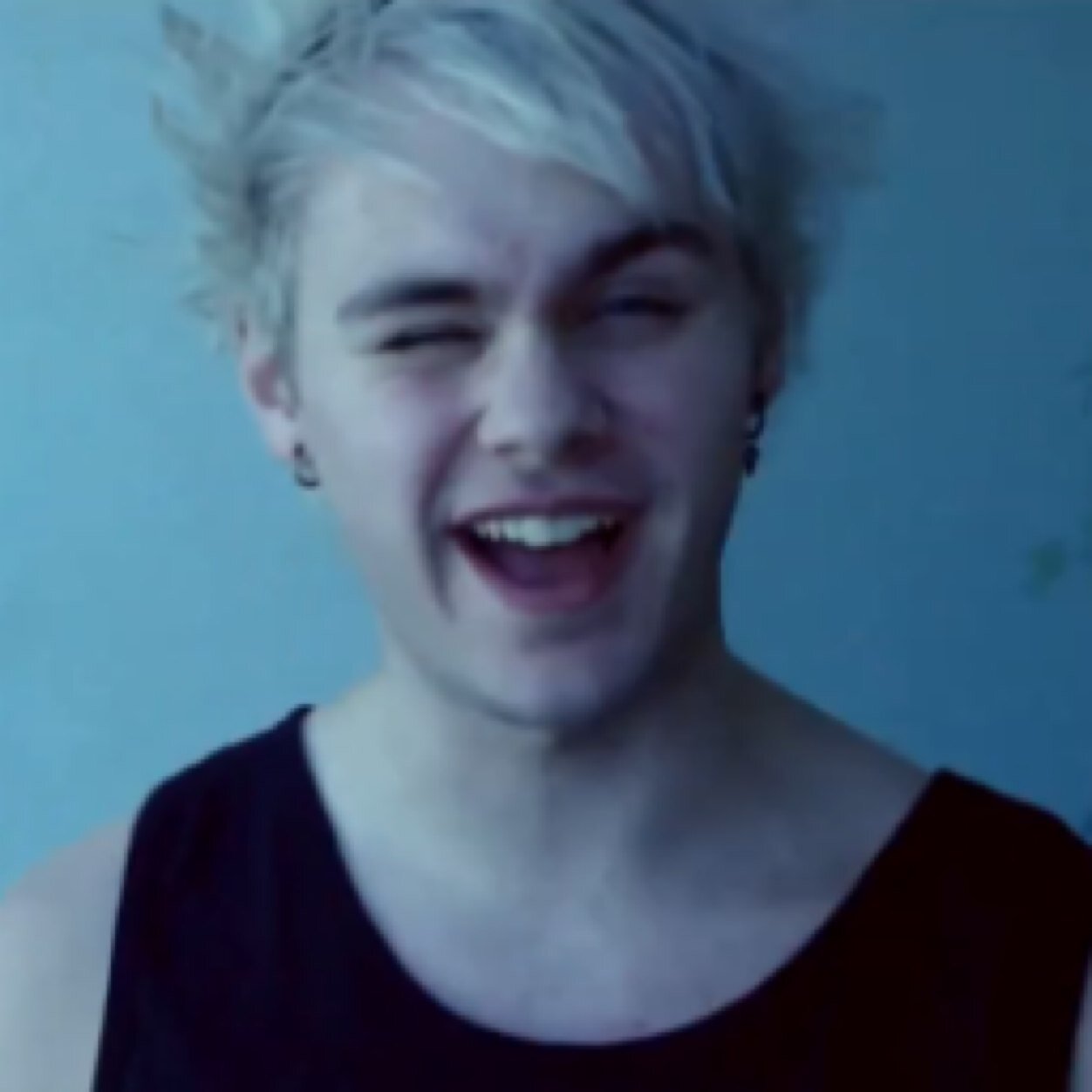 free follow from @fvkmuke follow me, i follow back just ask! (: