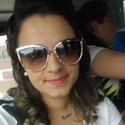 Sorria bonito e deixe os outros quererem descobrir qual é o segredo que faz você rir.