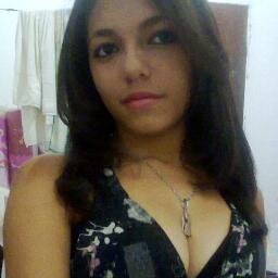 Amo música, viciada em chocolate e batata frita, adora beijar, solteira.