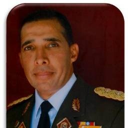 Soldado de la Patria comprometido con el Proceso Revolucionario, rodilla en tierra por la Independencia Nacional.