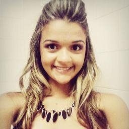E ainda se vier noites traiçoeiras, se a cruz pesada for, Cristo estará contigo, o mundo pode até fazer você chorar mas Deus te quer sorrindo. Liberdade João ♡