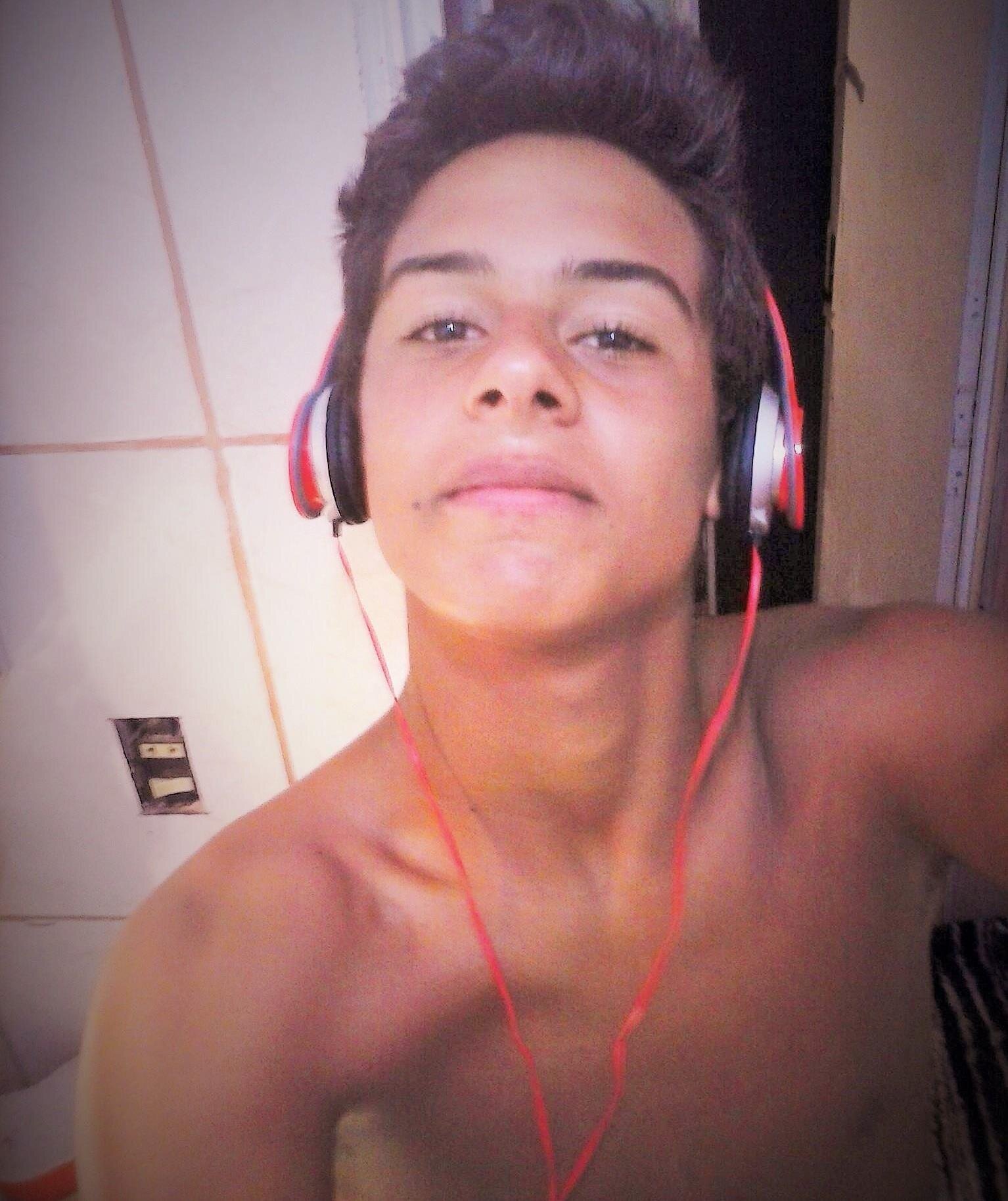 Sou uma pessoa legal, educado, gentil, gosto de sair, fazer novas amizade, e também sou uma pessoa honesta, sincera, tenho uma agilidade de pensar, agir e inter