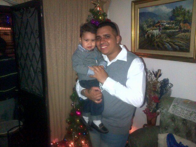 Padre  entregado a su hijo.... Y cantautor del folclor vallenato.. Nacionalidad venezolana..