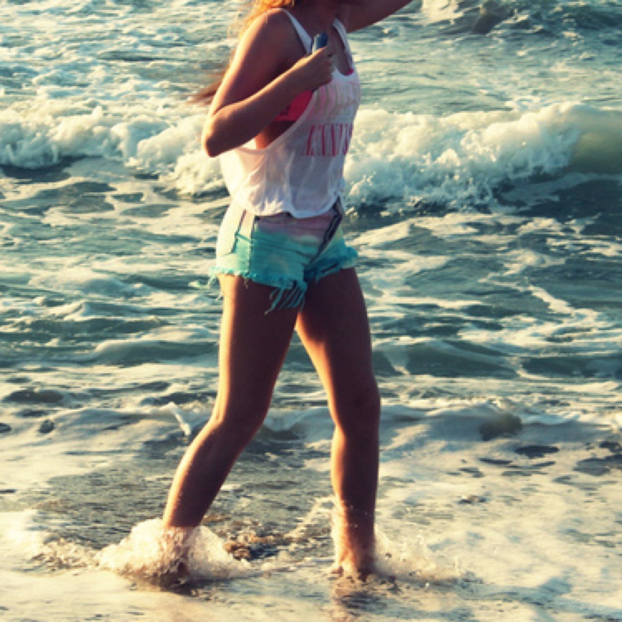 Sweet tea. The ocean. Sunshine. In short~ Florida∞ Twitter best friend: @keepitclassy10 go follow her!