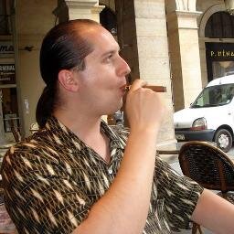 Здравствуйте.
Я музыкант. Играю на альте в Мариинском театре. По долгу службы - объехал полмира.  хочу делиться с Вами своими мыслями на самые различные темы