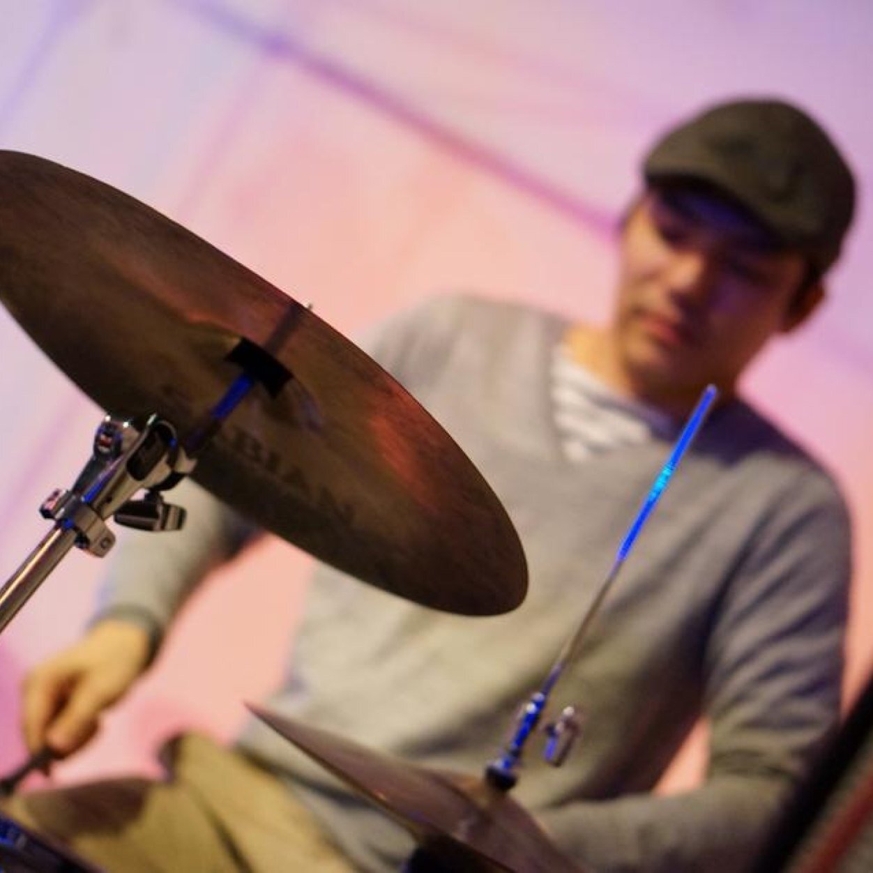 ドラム演奏します。JAZZ全般やアコースティックな音を聴きます。欧/東欧/北欧、中東の音源好き。最近は伯や亜へも興味拡大中。解析出来ないけど変拍子狂。珈琲、紅茶、シングルモルト好き、一日の終わりには読書とビール。PMPなんかも持ってます。DJもします。/playing the drums a little
