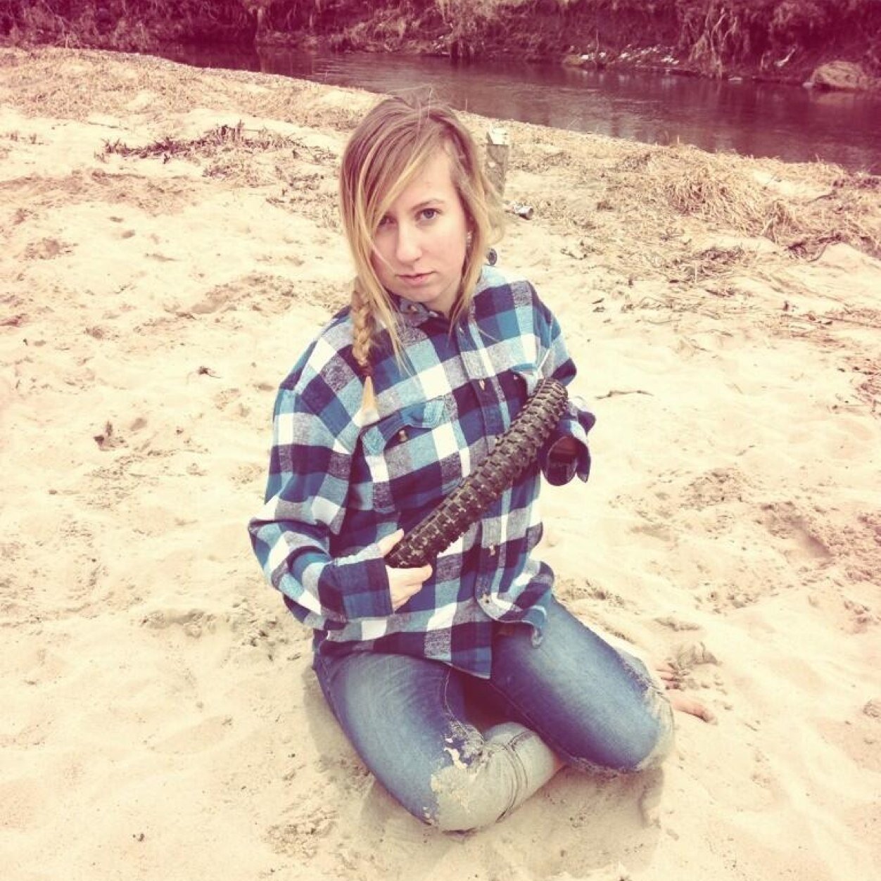 Help Amanda in her endeavor towards her moon boots and tweet #SaveAmanda!
