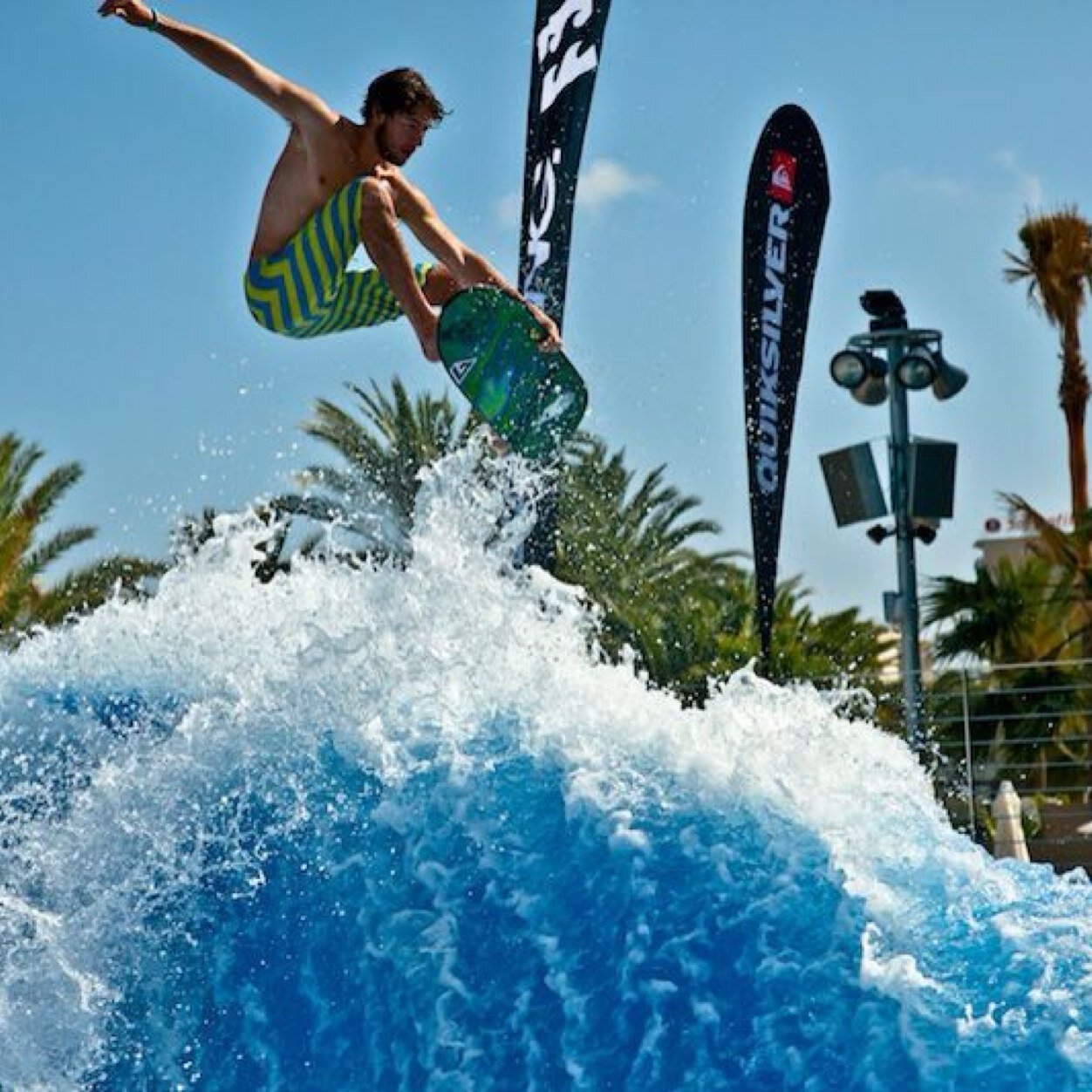 Únete a la aventura de FlowRider en España como Rider o Emprendedor.