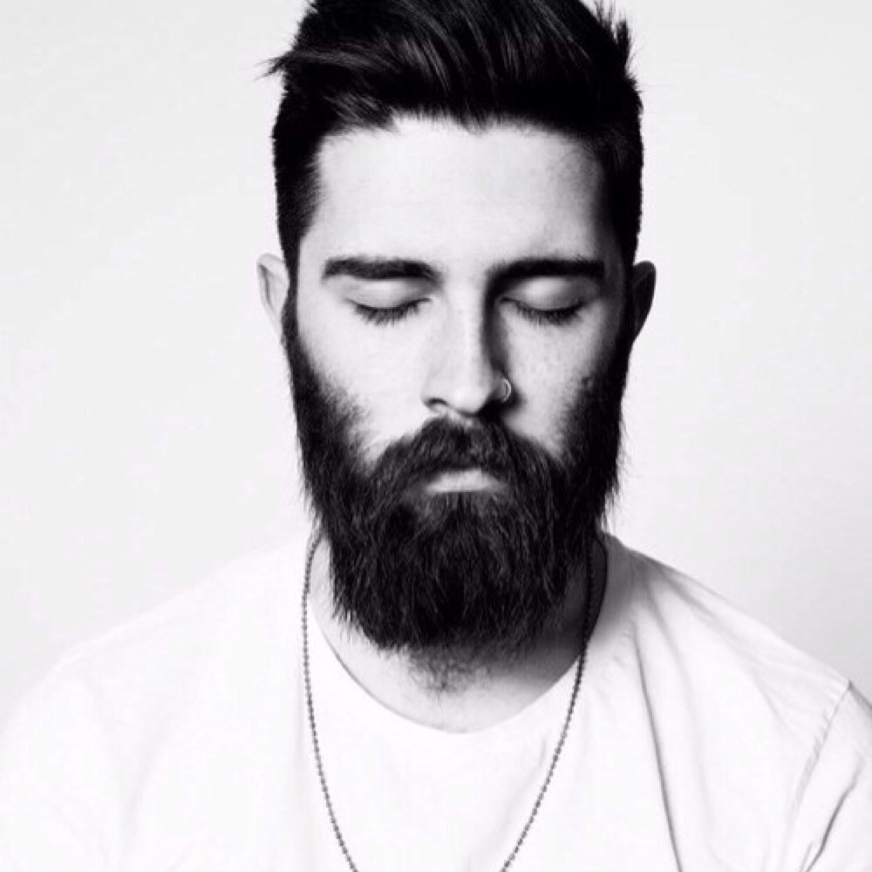 Barba, bigote y cuero...