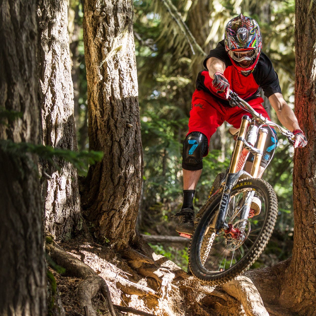 Bike rider, food lover, DH rider traveling the world representing Uberbike Components, Cotic, Royal Racing, 7idp, 
Facebook: James Swinden Instagram: jpswinny